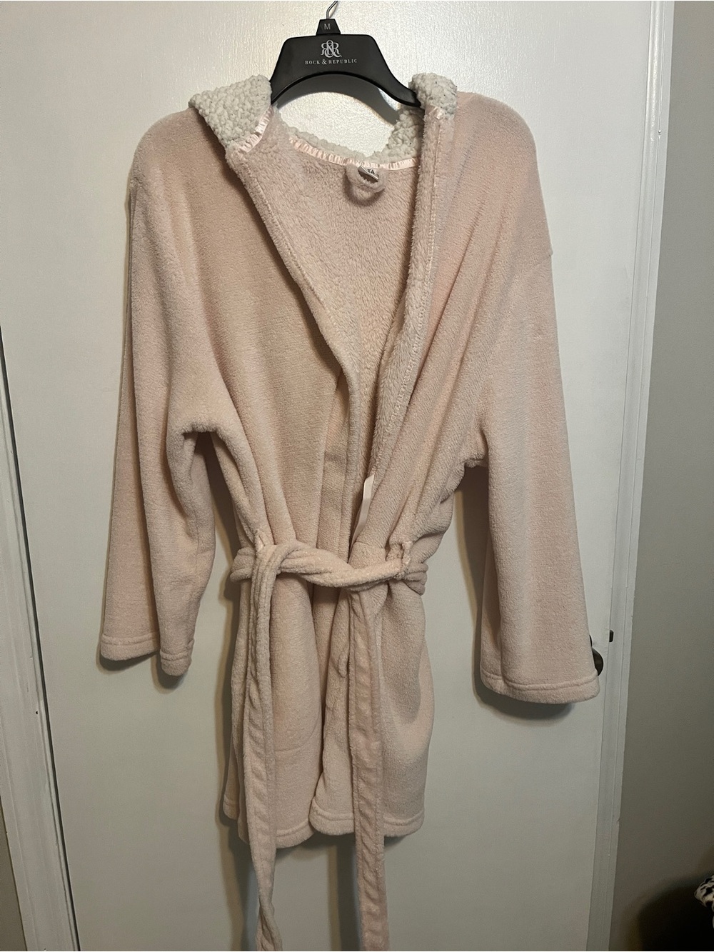 Ladies ULTA blush-colored robe with hood and pockets SZ L/XL